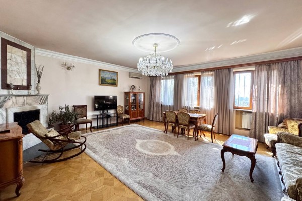 Բլուր, Նիկոլ Դուման փողոց