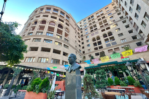Ամիրյան փողոցում,նորակառույց